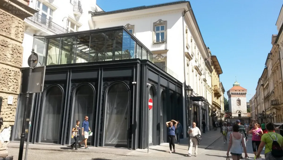 Nowy budynek u zbiegu ulic Floriańskiej i św. Marka w Krakowie wzbudza coraz więcej kontrowersji. SONDA