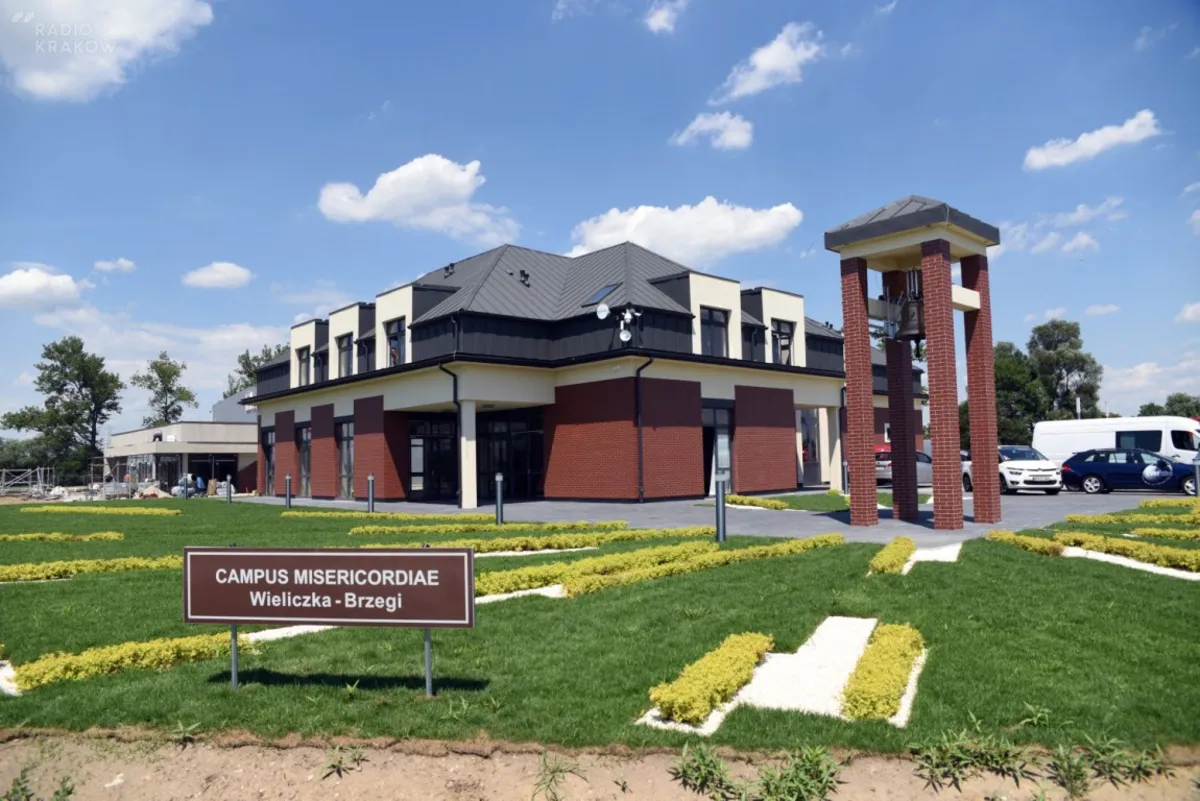 Brama Miłosierdzia z Campus Misericordiae stanie przy dzwonnicy 