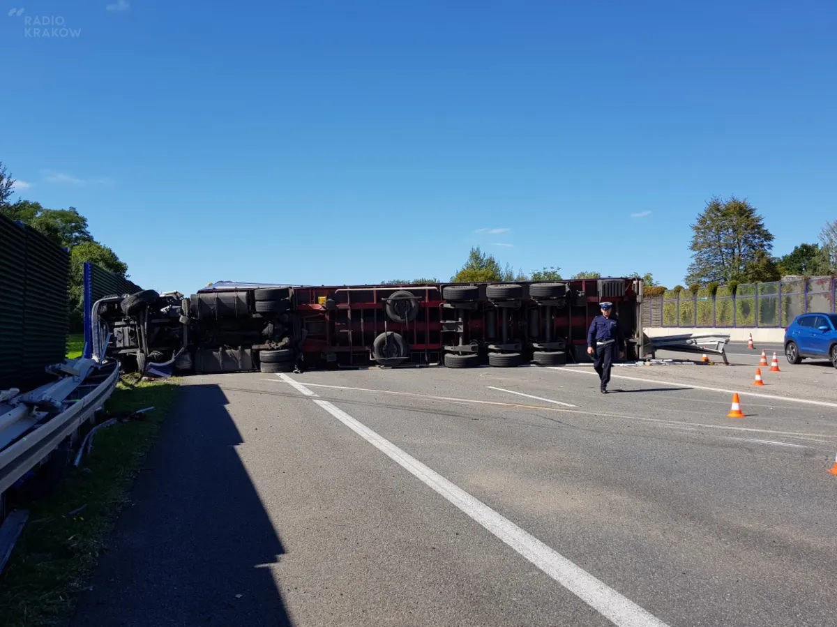 Utrudnienia na autostradzie: zderzenie 5 pojazdów i przewrócona ciężarówka
