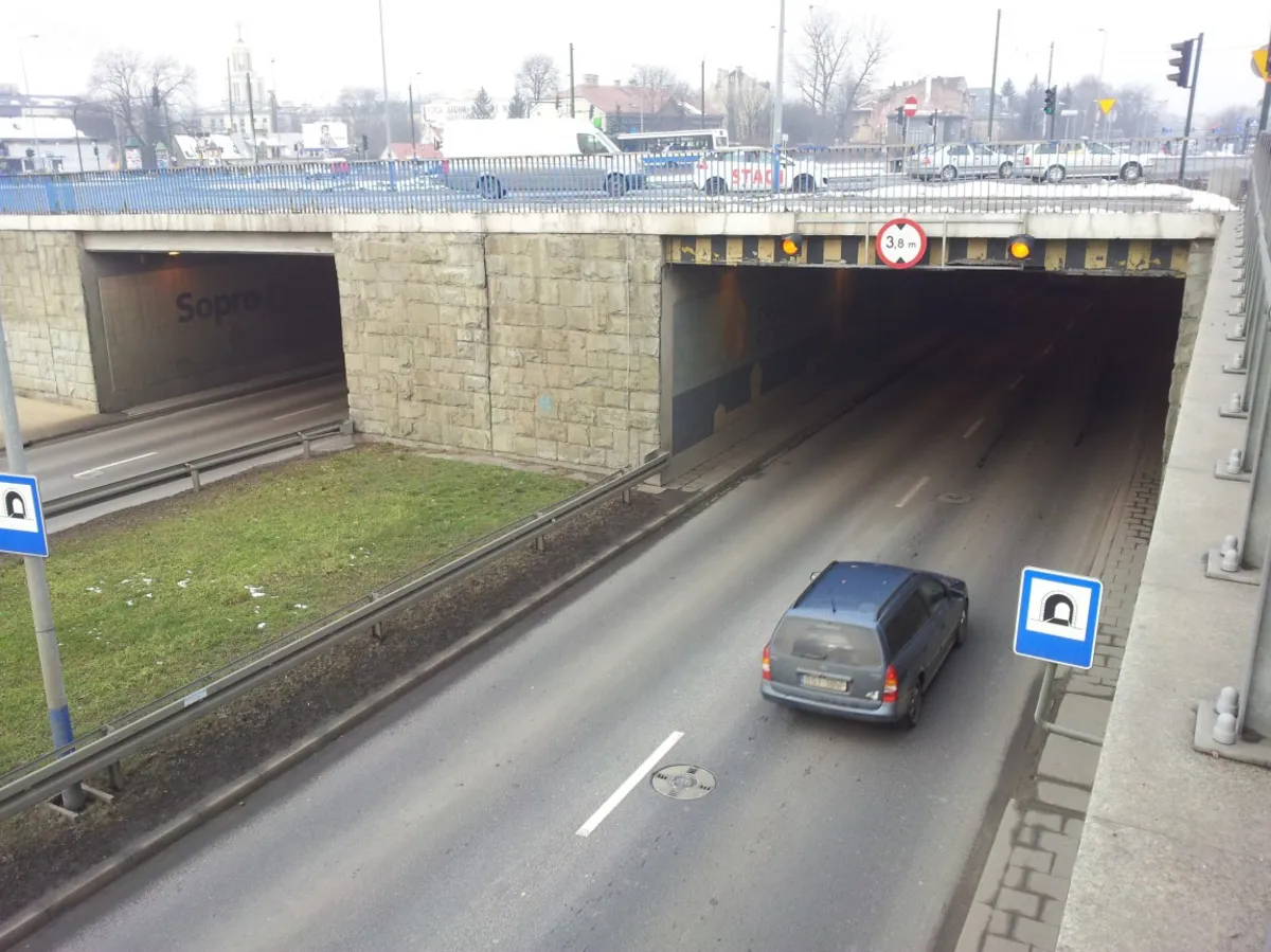 Ciężarówka uszkodziła sufit w tunelu pod rondem Grunwaldzkim