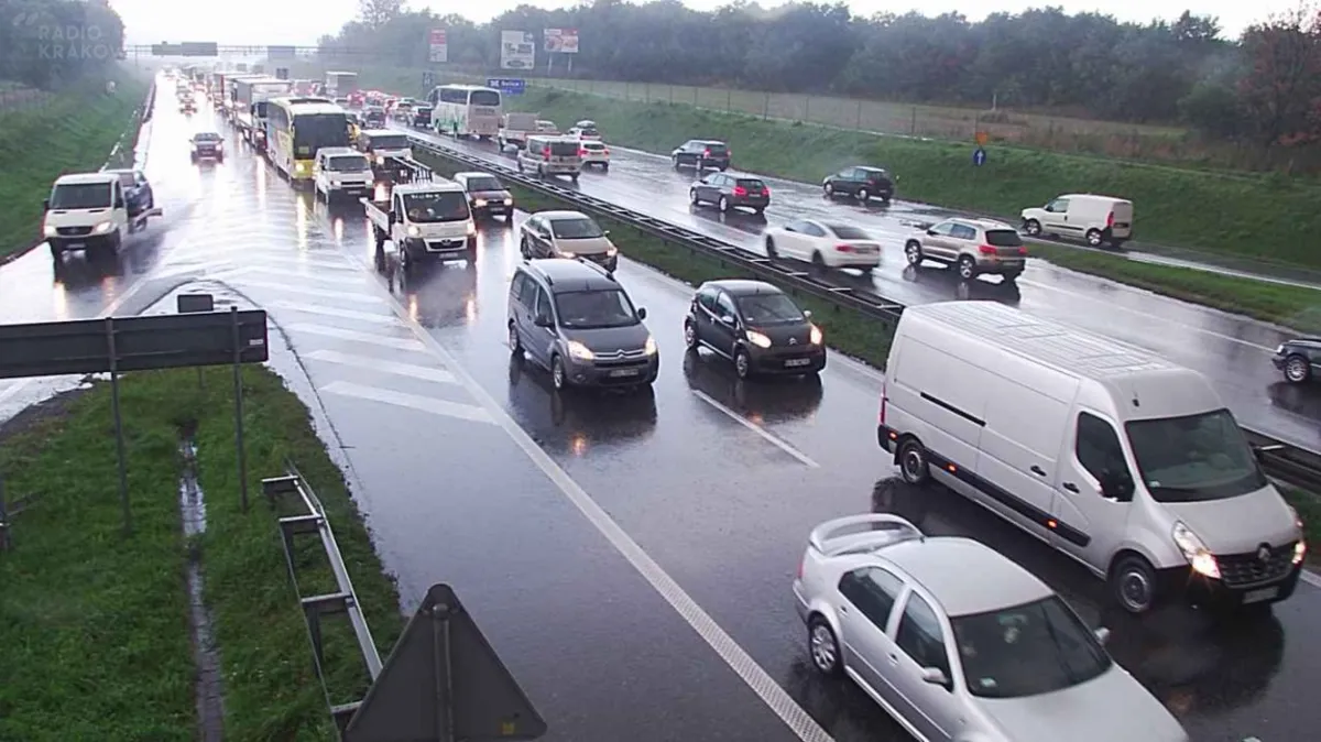 Wypadki i spore utrudnienia na małopolskich drogach. RELACJA NA ŻYWO