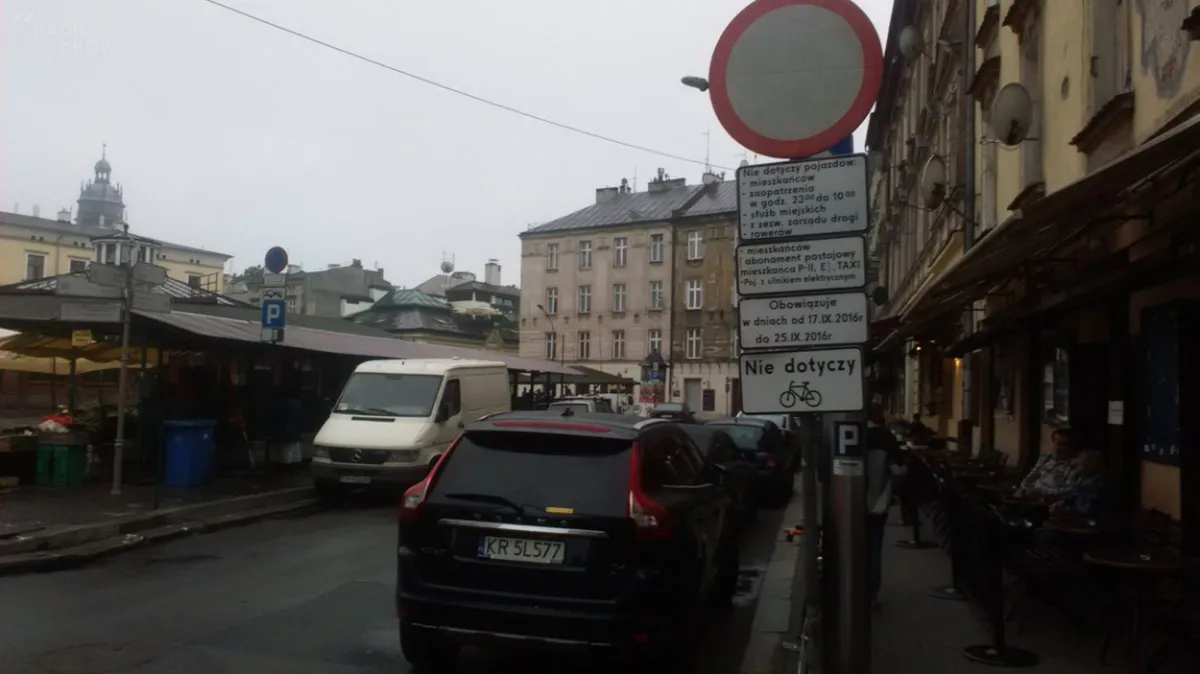 Plac Nowy na Kazimierzu z ograniczonym ruchem samochodów. "Z oceną poczekajmy do końca testu"
