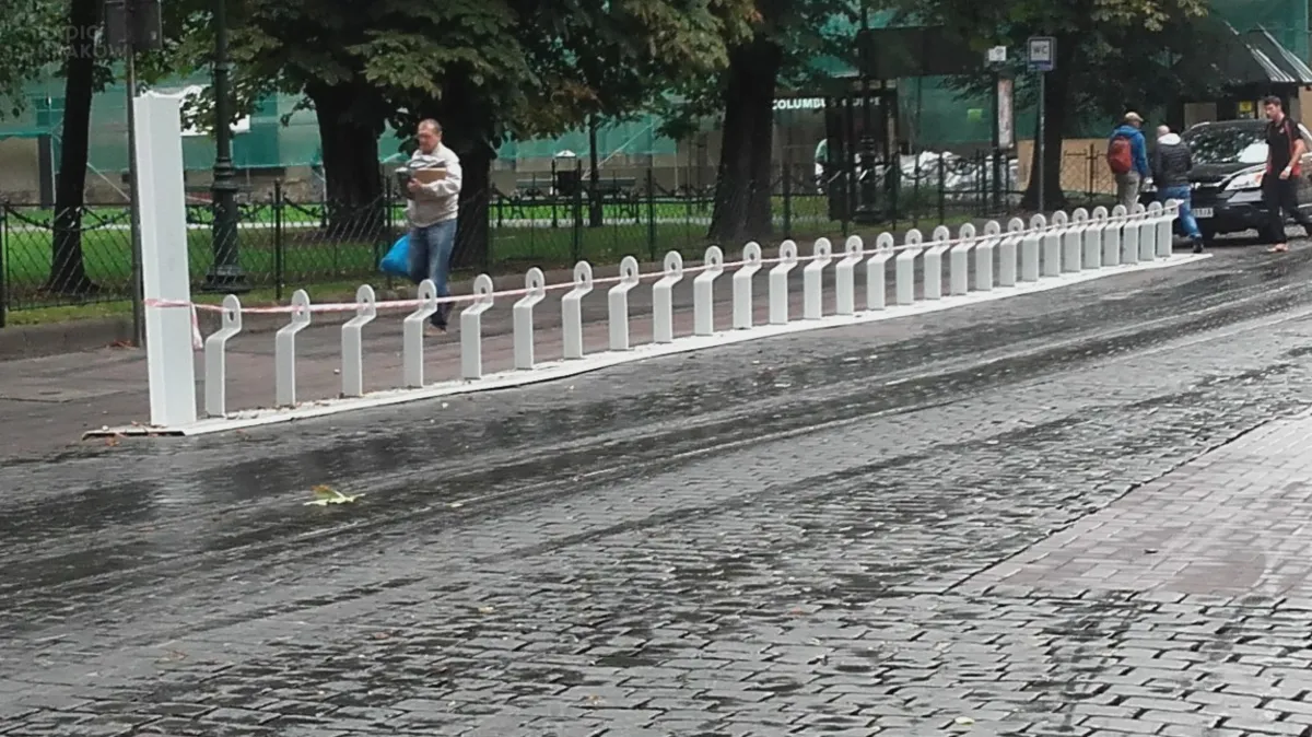 Wygląd stojaków rowerowych z ul. Szewskiej nie był opiniowany przez miejskiego plastyka