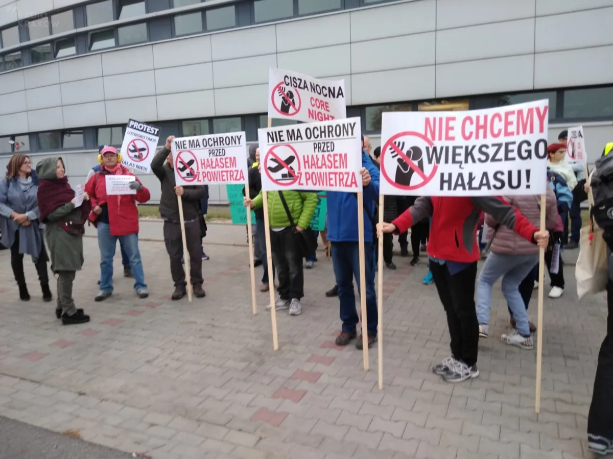 Mieszkańcy okolic lotniska protestowali przeciwko nocnym lotom