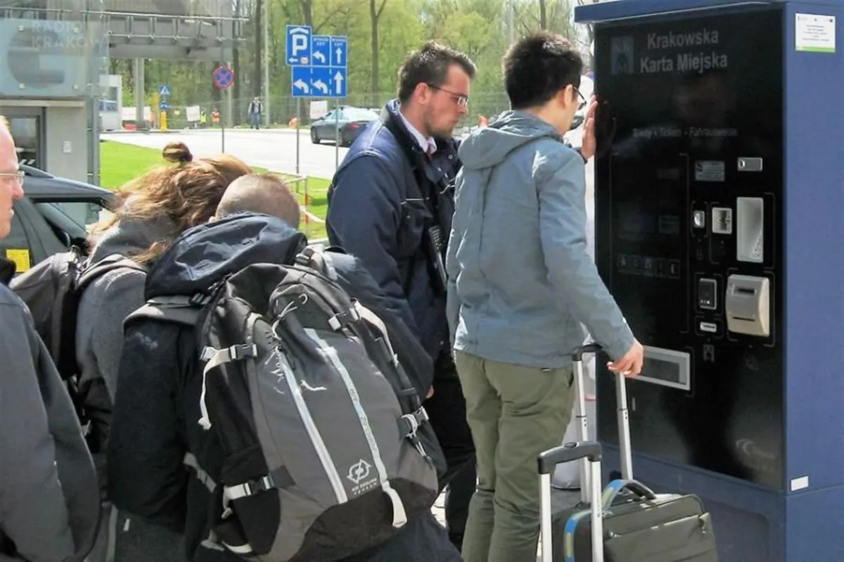 Krakowscy kontrolerzy biletów z kursem pierwszej pomocy