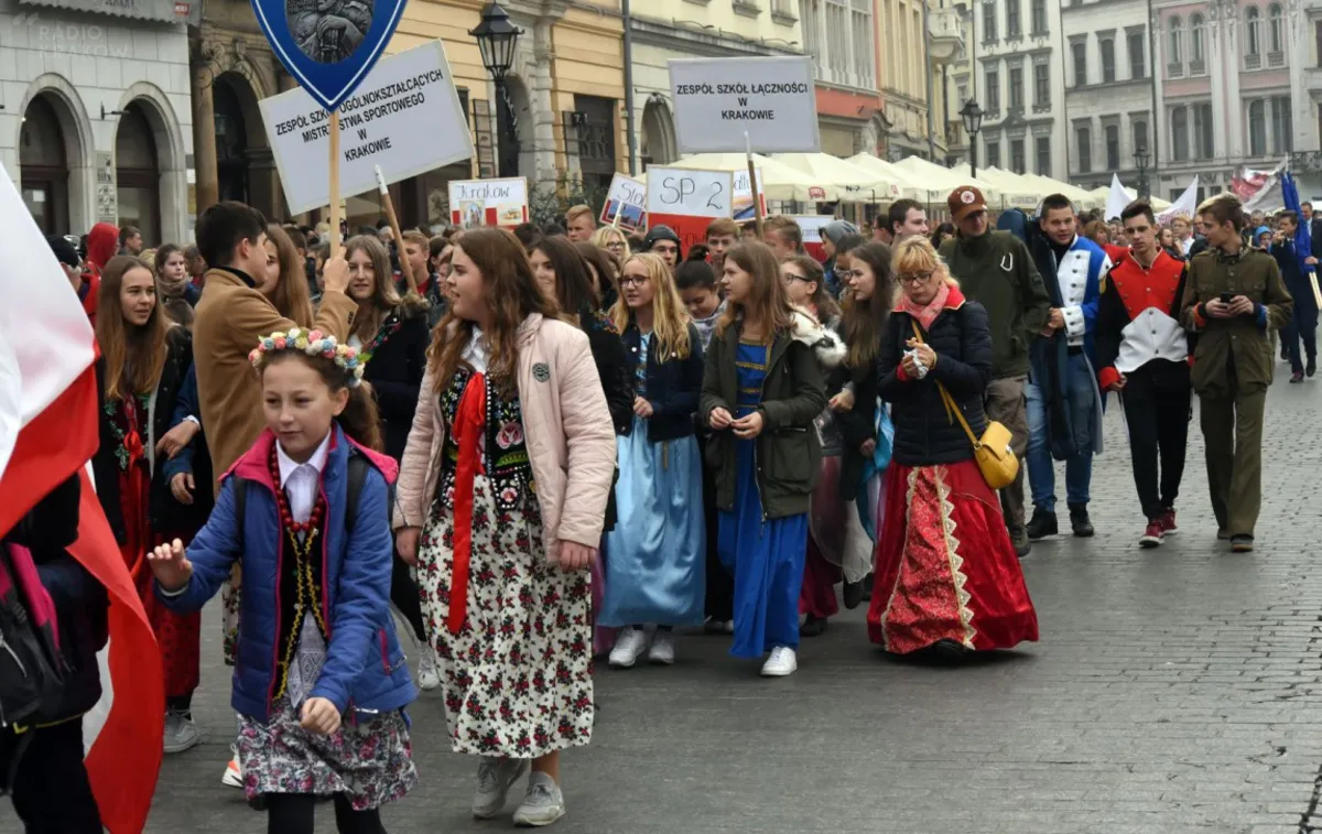 Smog nie odstraszył. Uczniowska Duma i Radość przeszła ulicami Krakowa