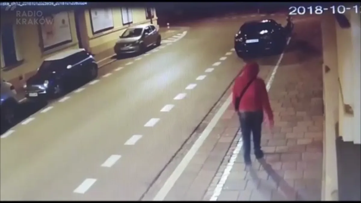 Policja poszukuje wandala, który zniszczył samochody w centrum Krakowa