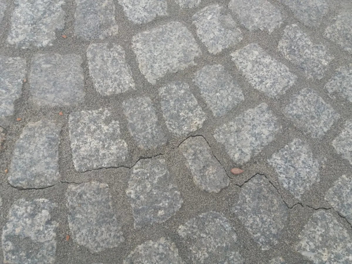 Na nowej nawierzchni sądeckiego rynku już pojawiły się pęknięcia