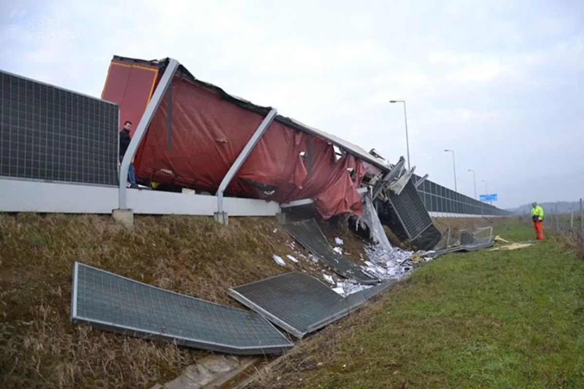 Utrudnienia na autostradzie A4. Wypadek ciężarówki koło Bochni. UTRUDNIENIA