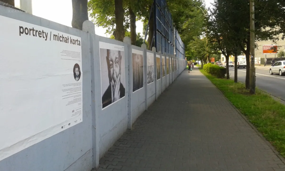 Niezwykła wystawa na murach miejskiego stadionu w Bochni