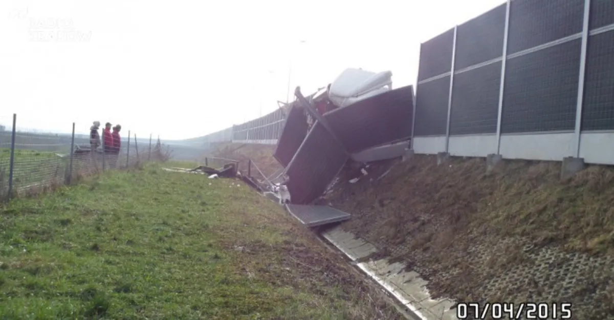 Pół roku temu zdemolował bariery na autostradzie A4 koło Bochni. Teraz usłyszał zarzuty