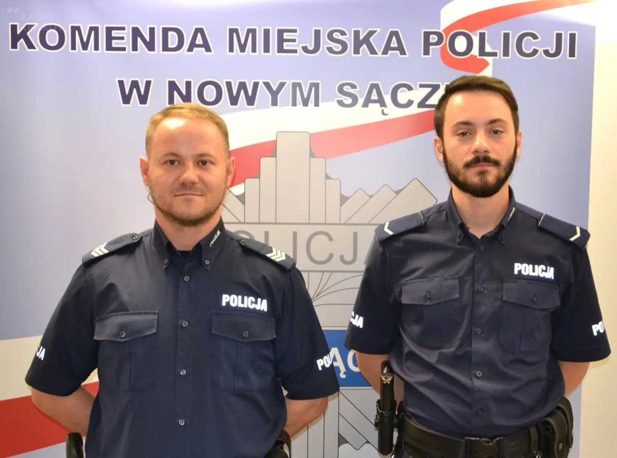 Piwniczna-Zdrój. Policjanci uratowali mężczyznę z płonącego budynku