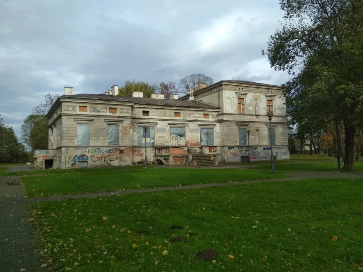 Zabytkowy dworek w Wadowie od lat czeka na remont. ZDJĘCIA