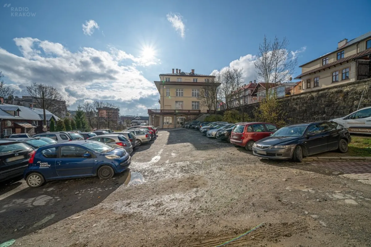 Krynica szuka sposobu na rozwiązanie problemu braku miejsc postojowych