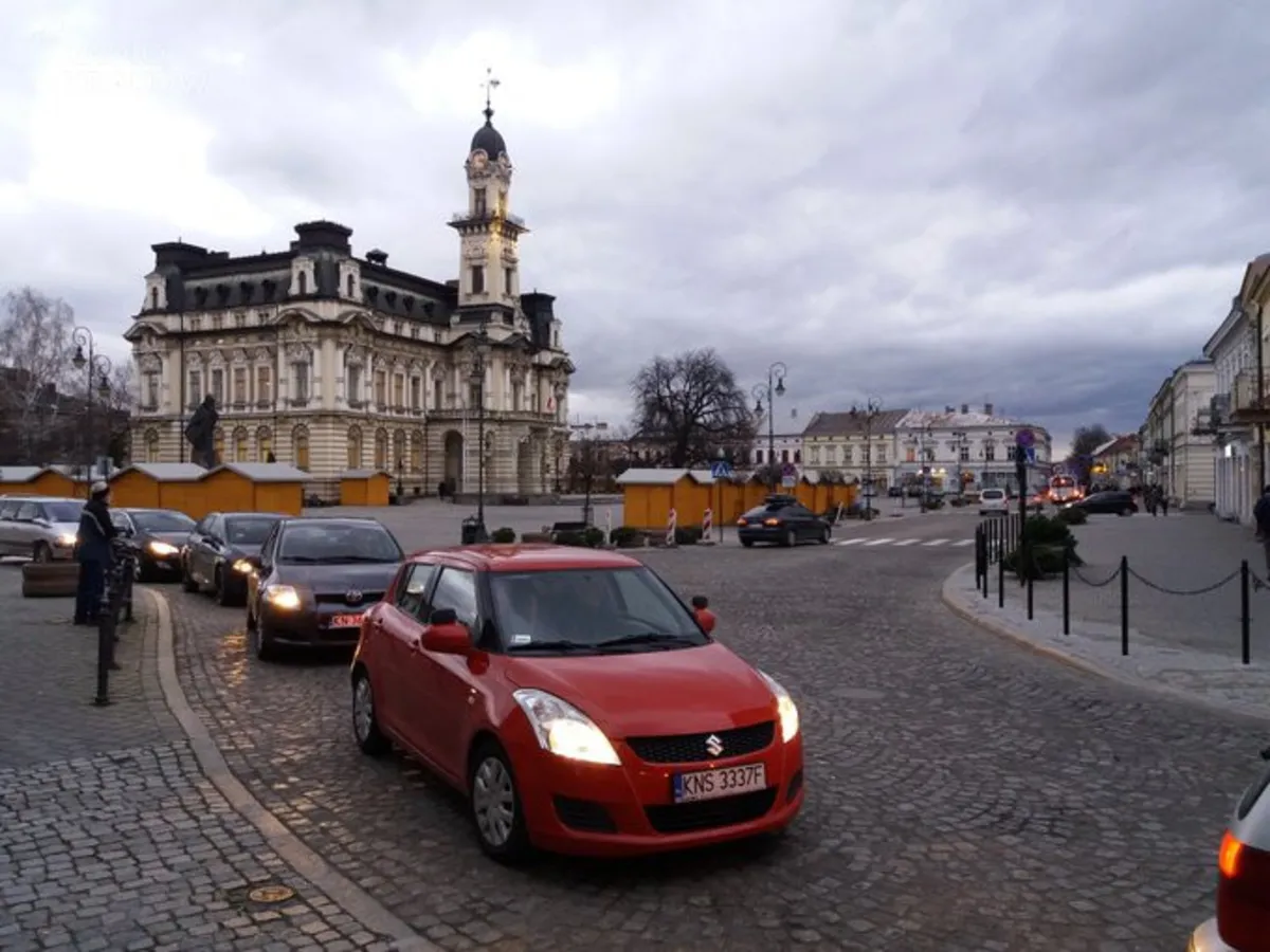 Rynek w Nowym Sączu otwarty dla samochodów. Zakończył się remont nawierzchni