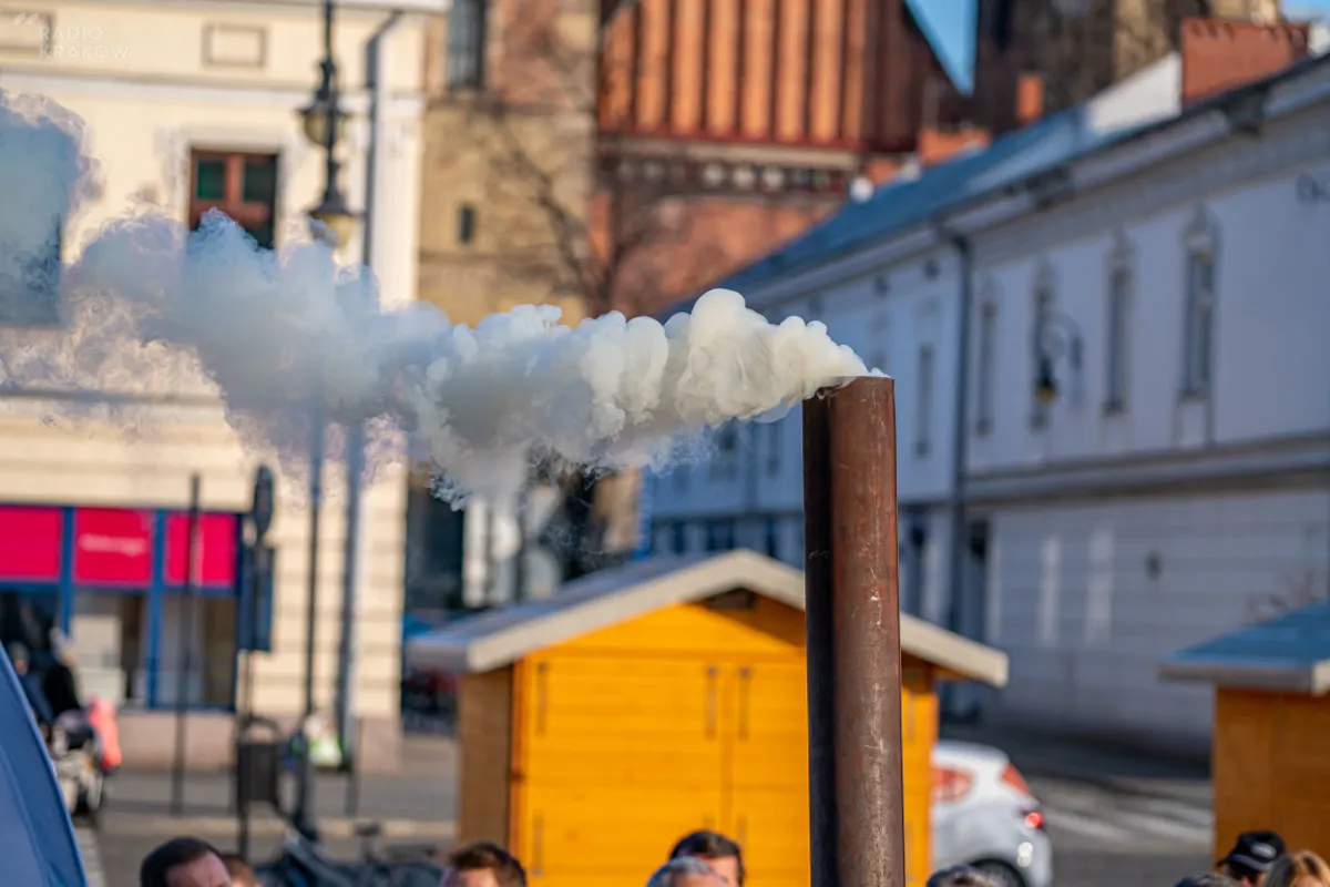 Polski Alarm Smogowy krytykuje władze Nowego Sącza za promowanie techniki spalania węgla od góry