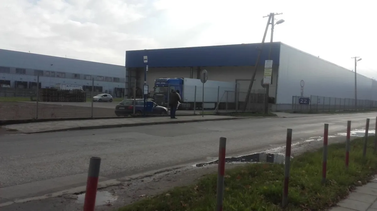 Chodnikowy absurd na ul. Półłanki w Krakowie. FILM