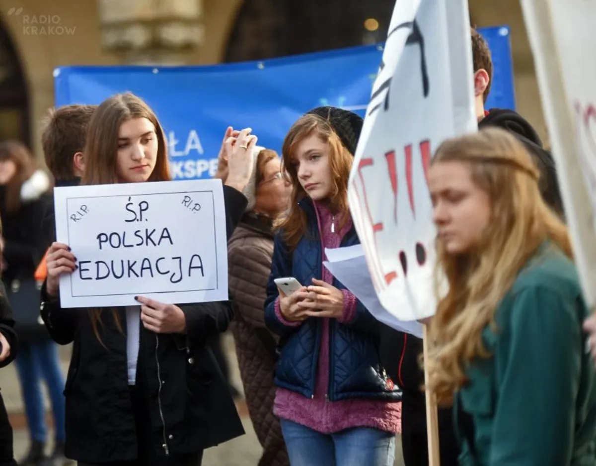 Pod krakowskim Ratuszem zebrali się rodzice z dziećmi. Protestowali przeciw reformie edukacji