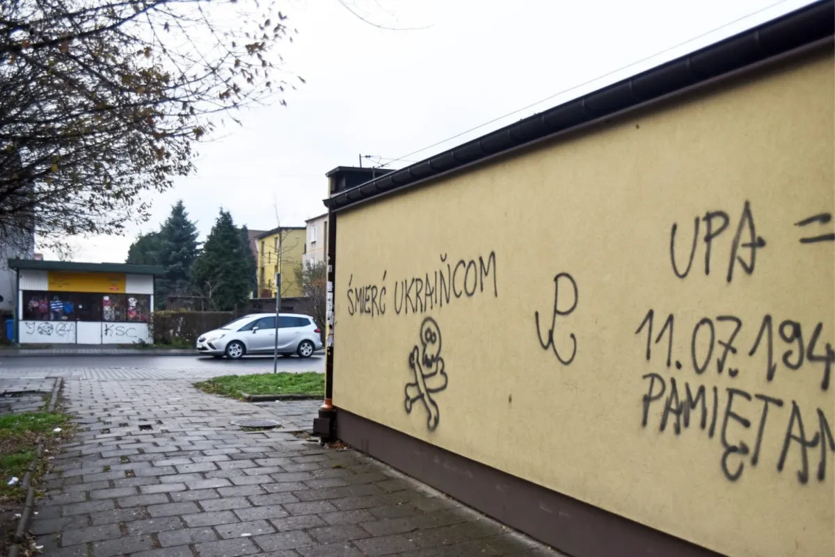 Wulgarne antyukraińskie graffiti pojawiło się na ścianie jednego z krakowskich sklepów. ZDJĘCIA