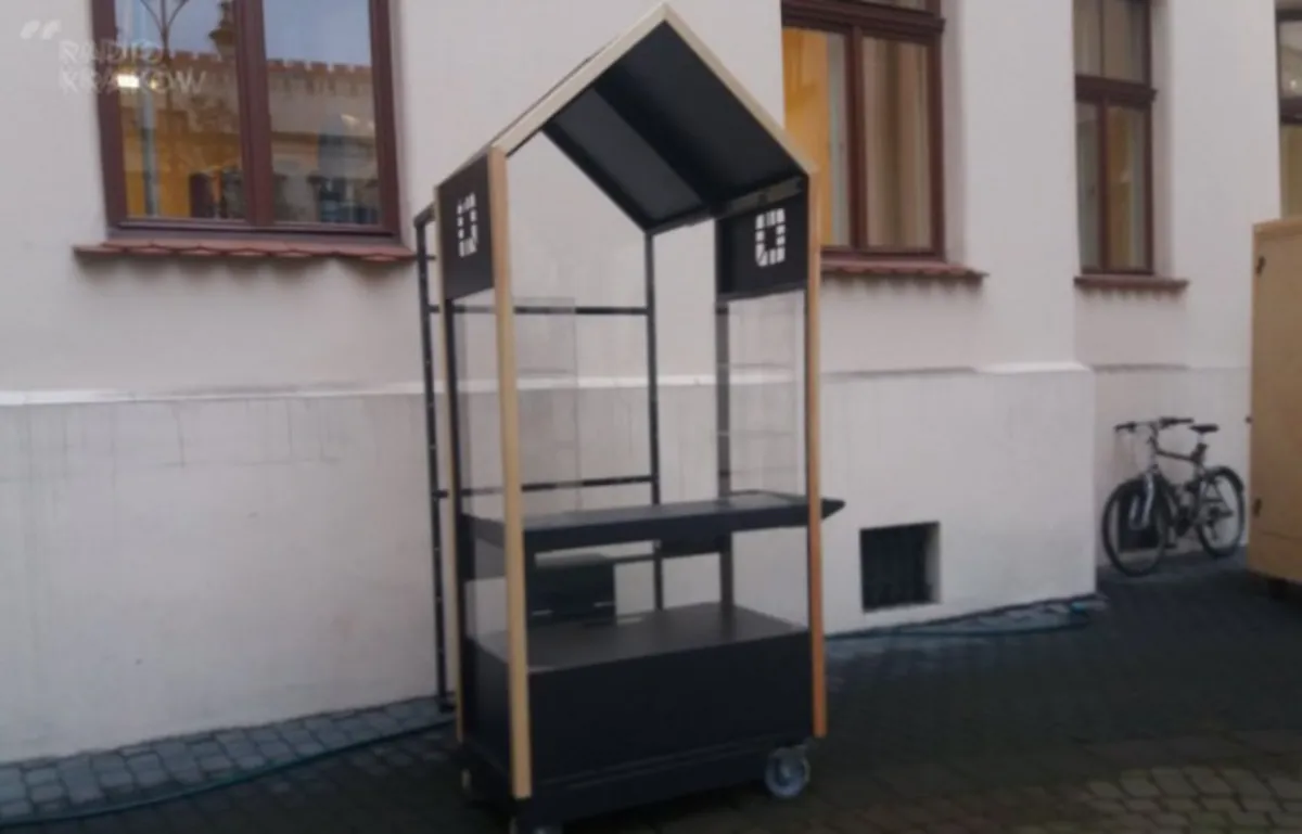 Sprzedawcy już testują nowe stoiska do sprzedaży obwarzanków i pamiątek