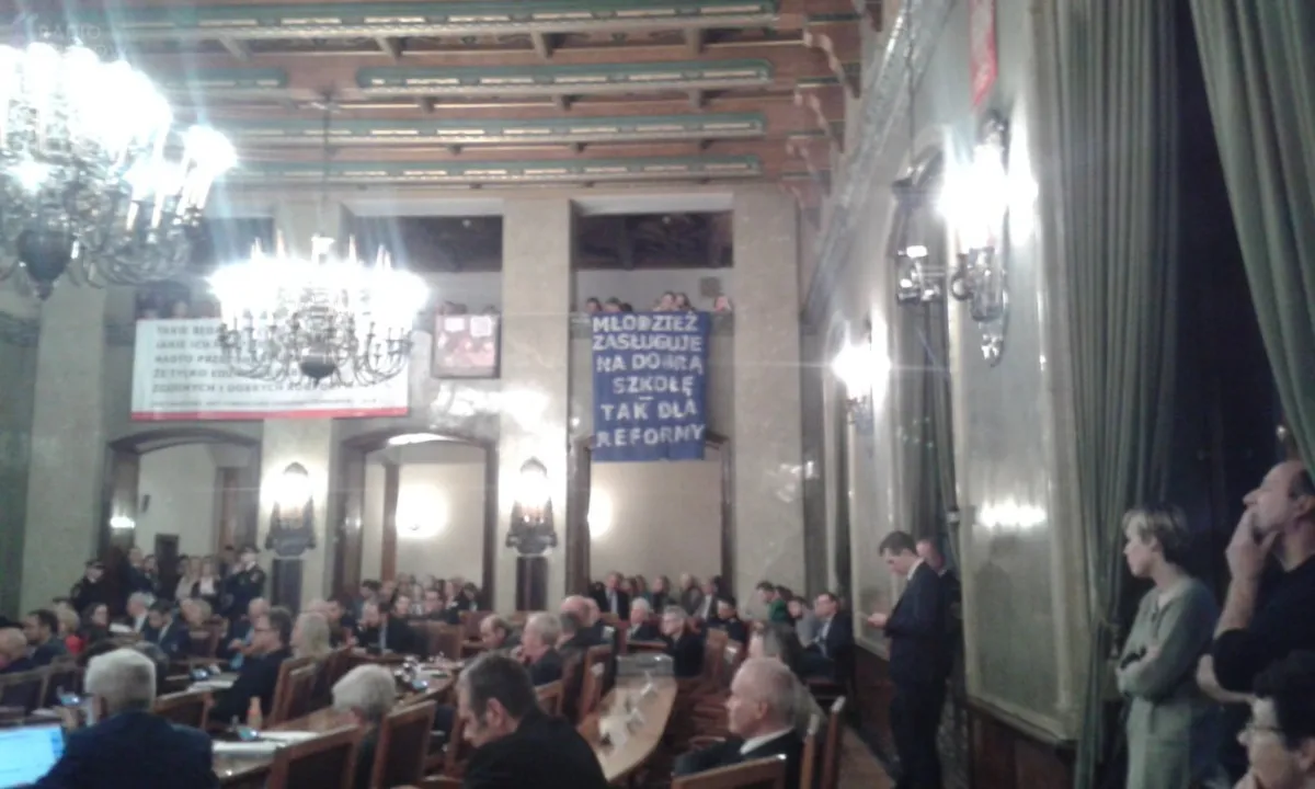 Krakowscy radni sprzeciwiają się reformie edukacji. PiS złożyło votum separatum