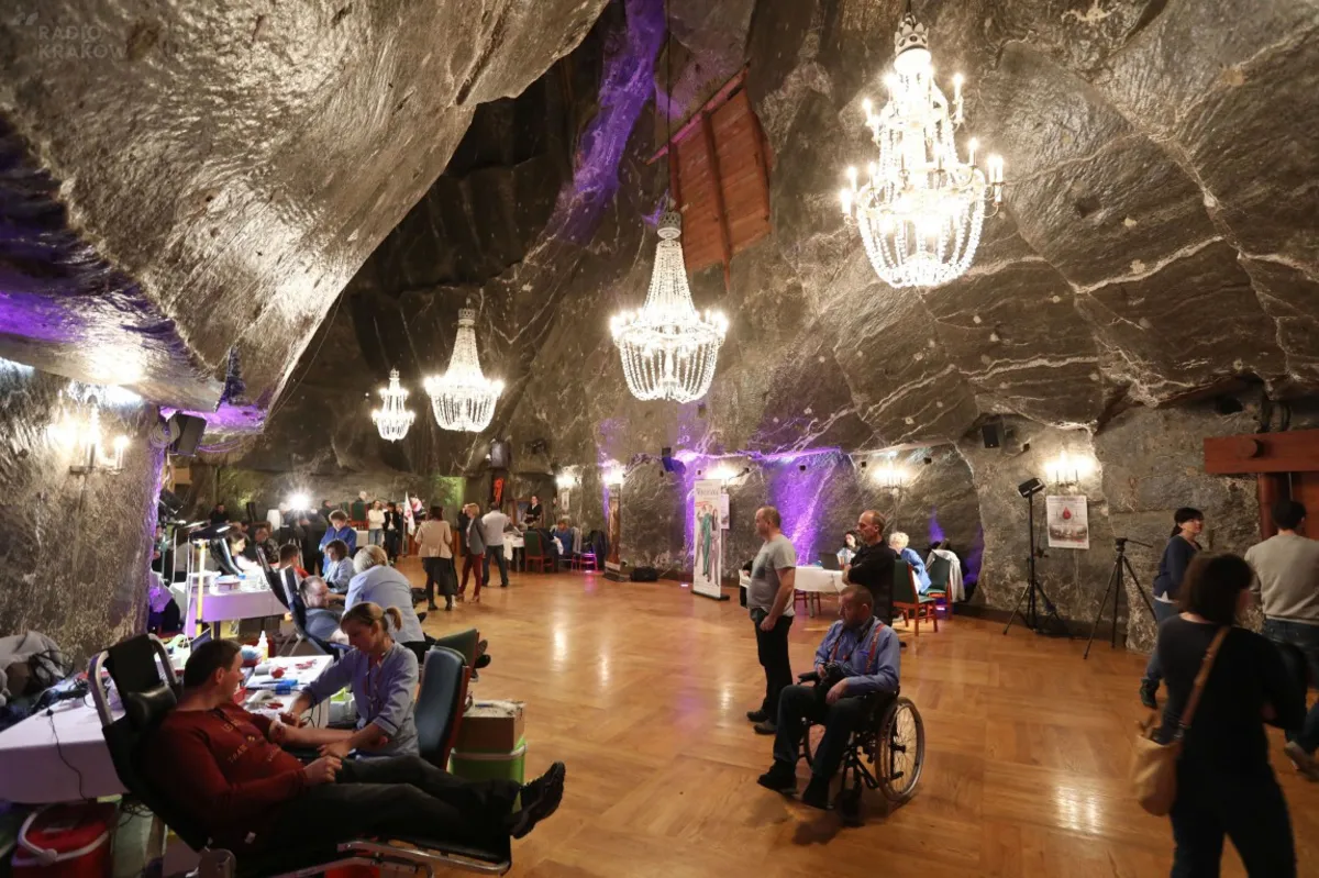 Rekordowa podziemna zbiórka krwi w Kopalni Soli „Wieliczka”. Oddano 63,5 litra krwi