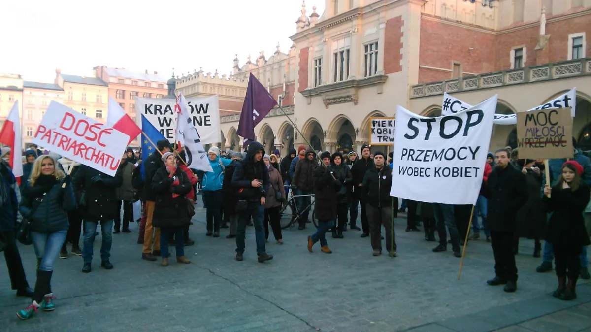 Demonstracja w Krakowie przeciw wypowiedzeniu konwencji antyprzemocowej