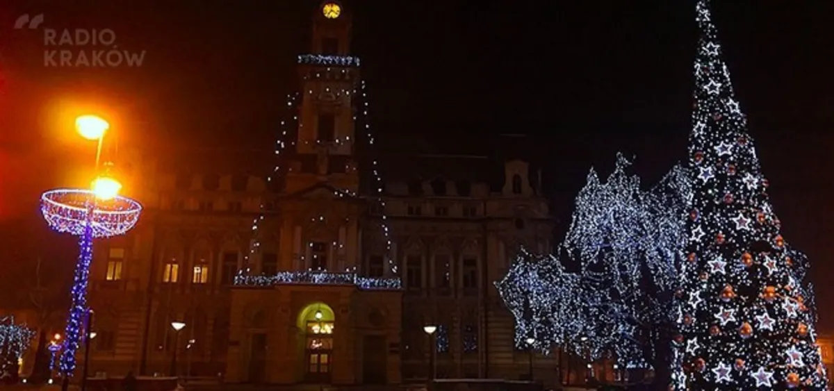 Nowy Sącz szykuje się do świąt. Sztuczna choinka już stoi