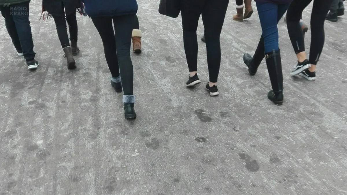 Odsłonięte kostki zimą – modnie, ale niezdrowo