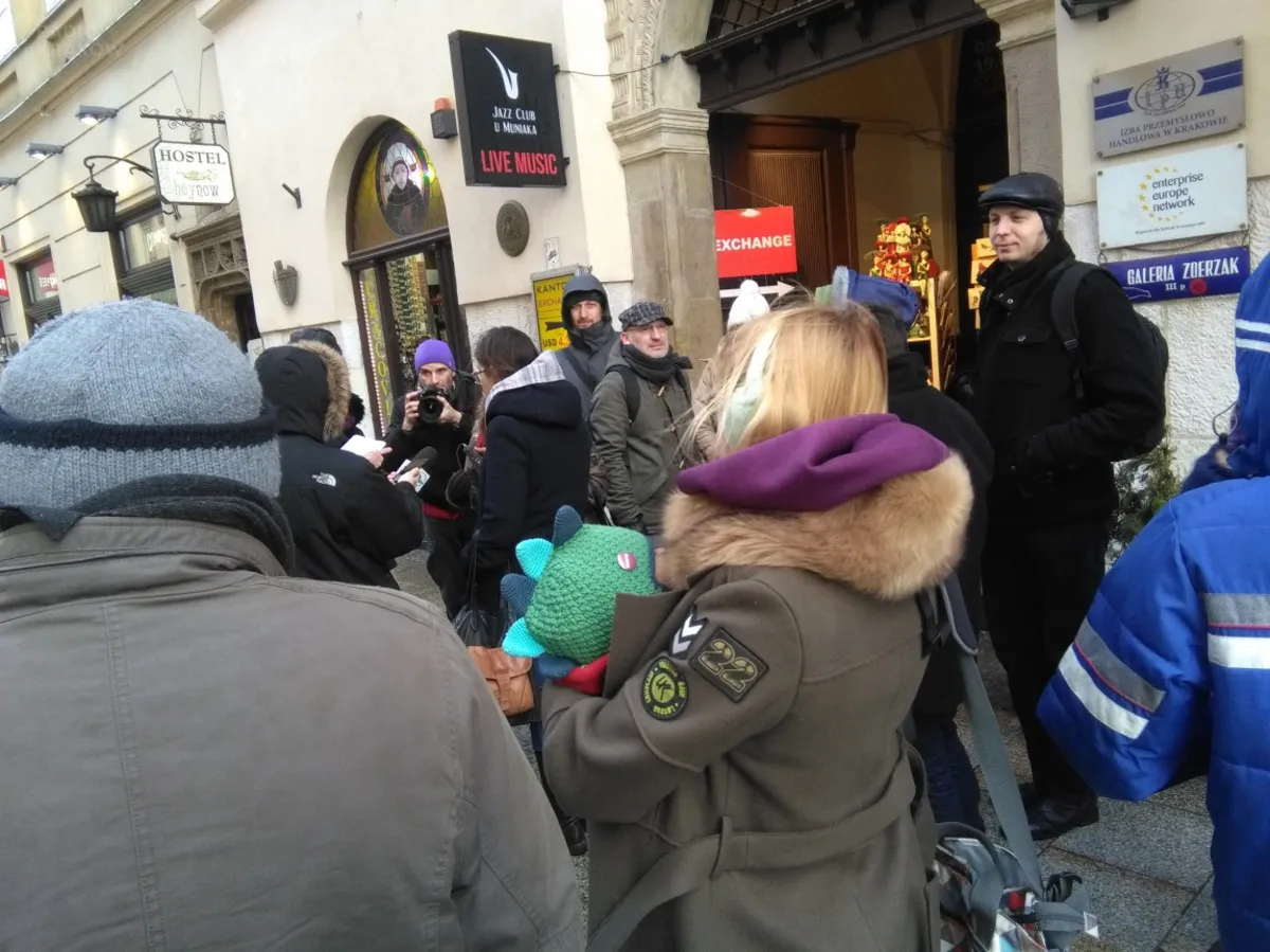 Byli pracownicy krakowskich delikatesów Alma protestowali na ul. Floriańskiej 