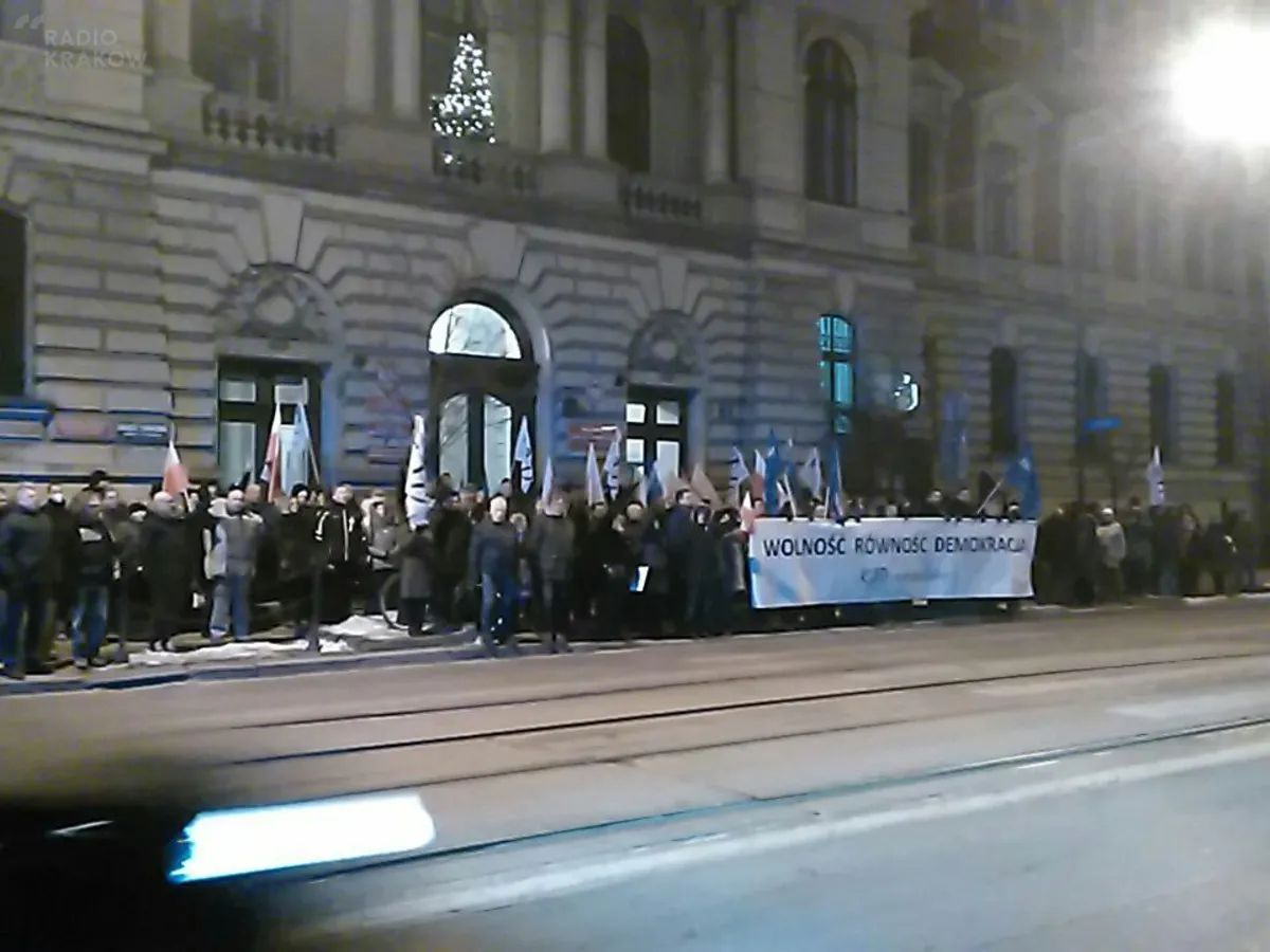 Protest KOD w Krakowie. W geście solidarności z protestującymi przed sejmem
