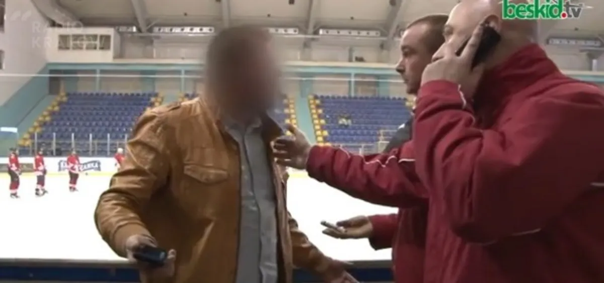 Krynica: zaatakowali trenera i zawodniczki hokejowe. FILM