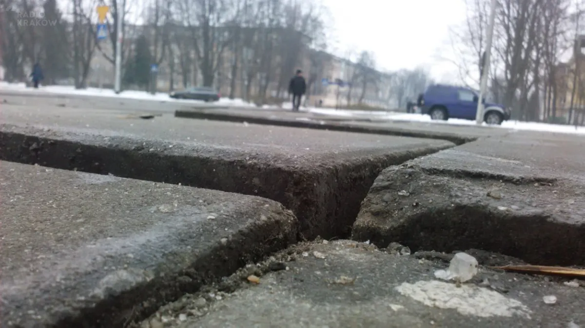 Falujące chodniki prześladują mieszkańców Nowej Huty. "Jest tragicznie"