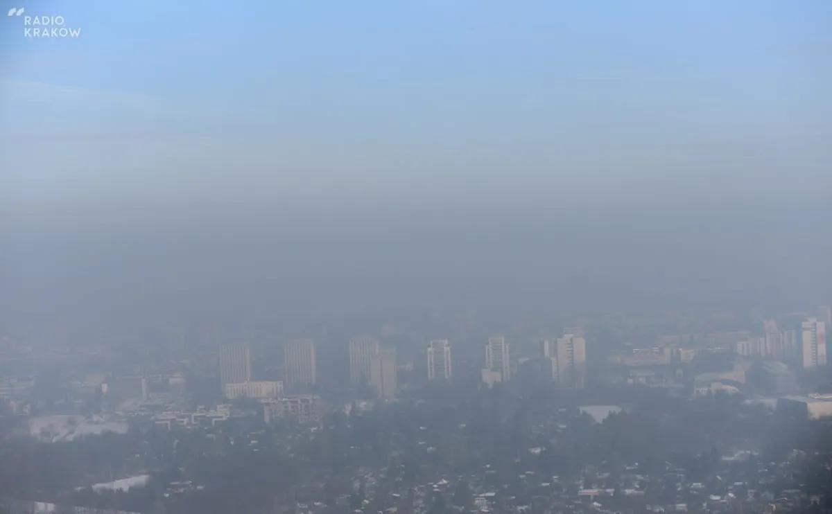Smog zaatakował w Krakowie. Do północy obowiązuje darmowa komunikacja miejska dla kierowców