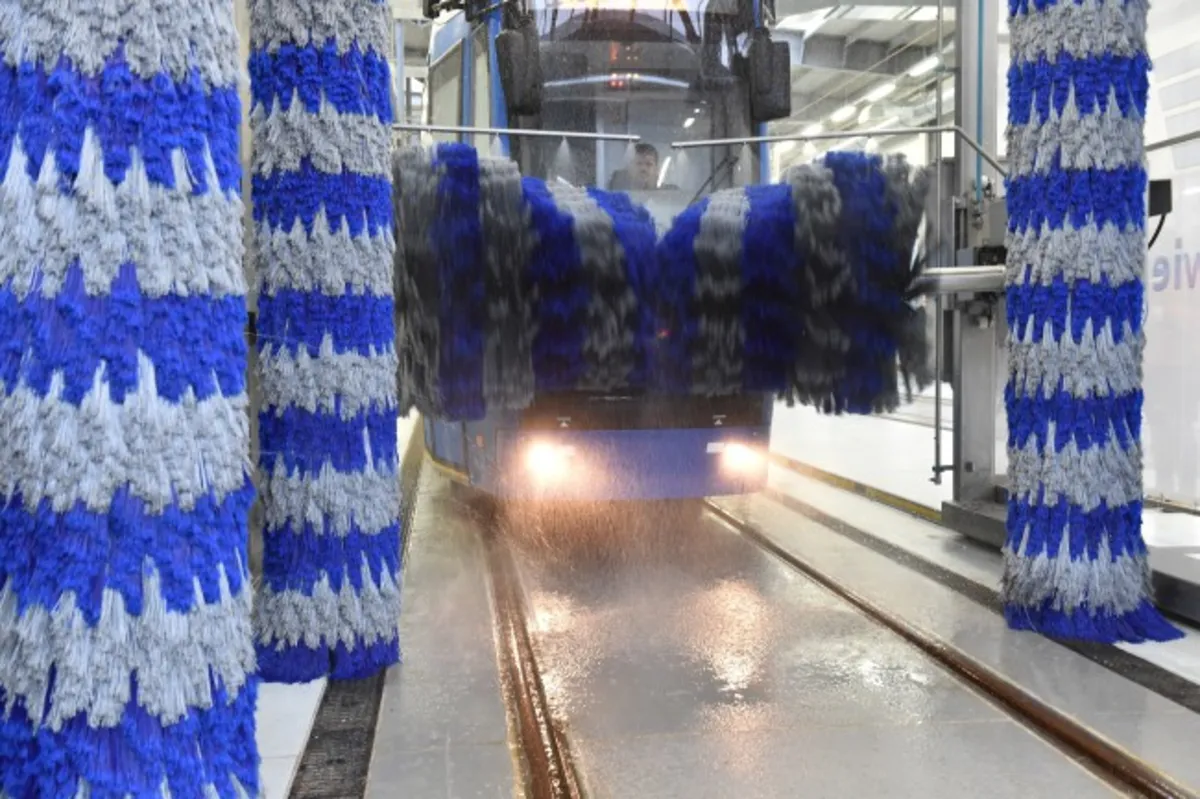 Całoroczna myjnia tramwajów i autobusów rozpoczęła swoją działalność w Krakowie. ZDJĘCIA