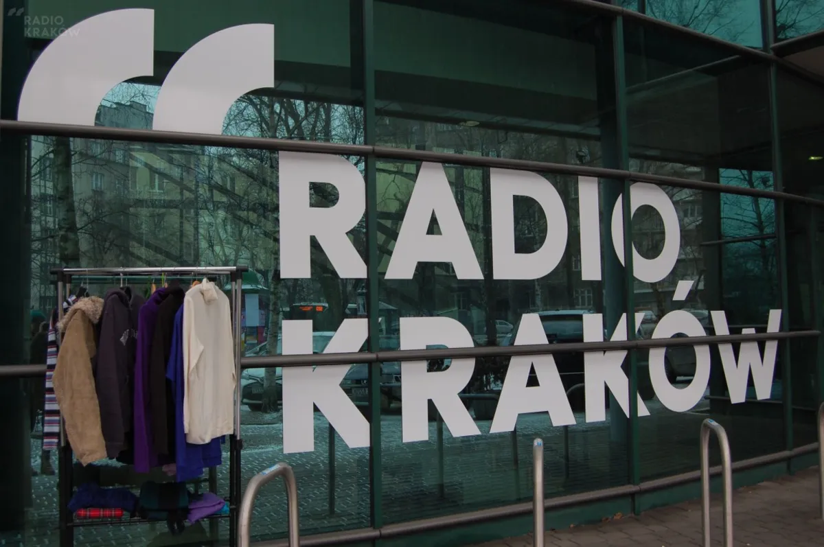 Wymiana ciepła pod siedzibą Radia Kraków. Przy alei Słowackiego 22 stanął wyjątkowy wieszak