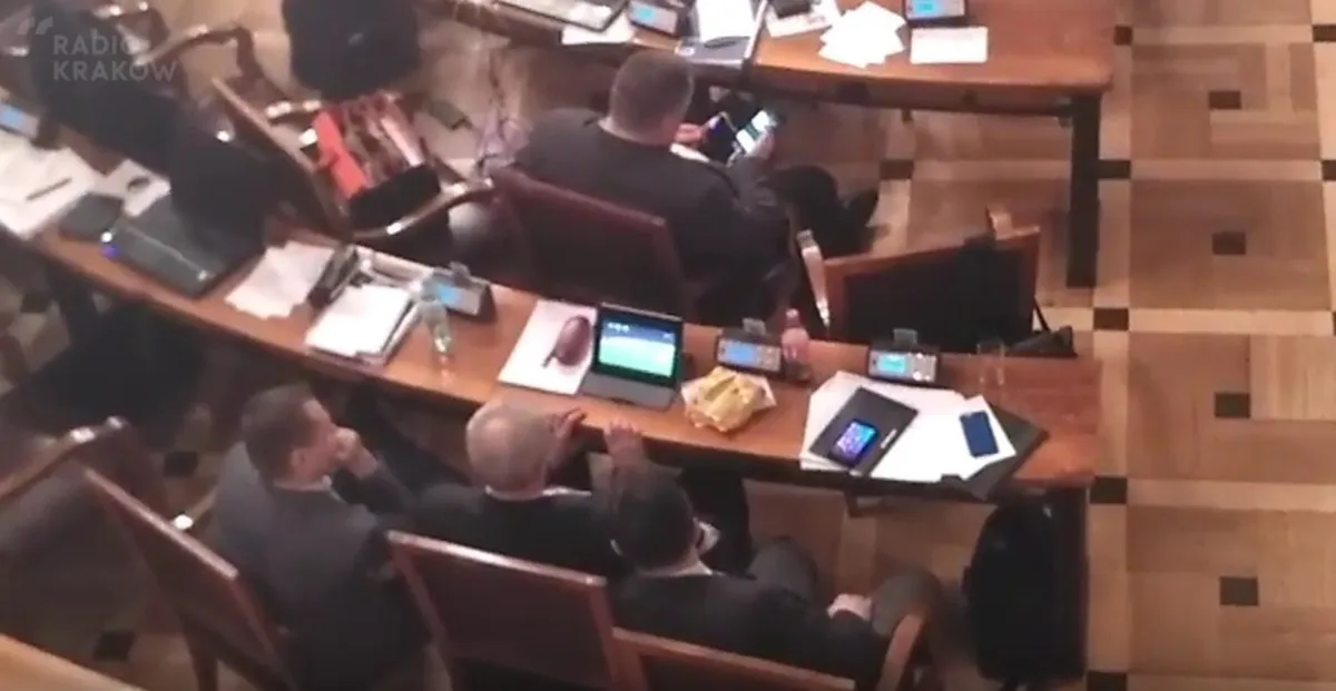 Co można robić na sesji Rady Miasta w środowy wieczór? Można na przykład... oglądać mecz piłki nożnej