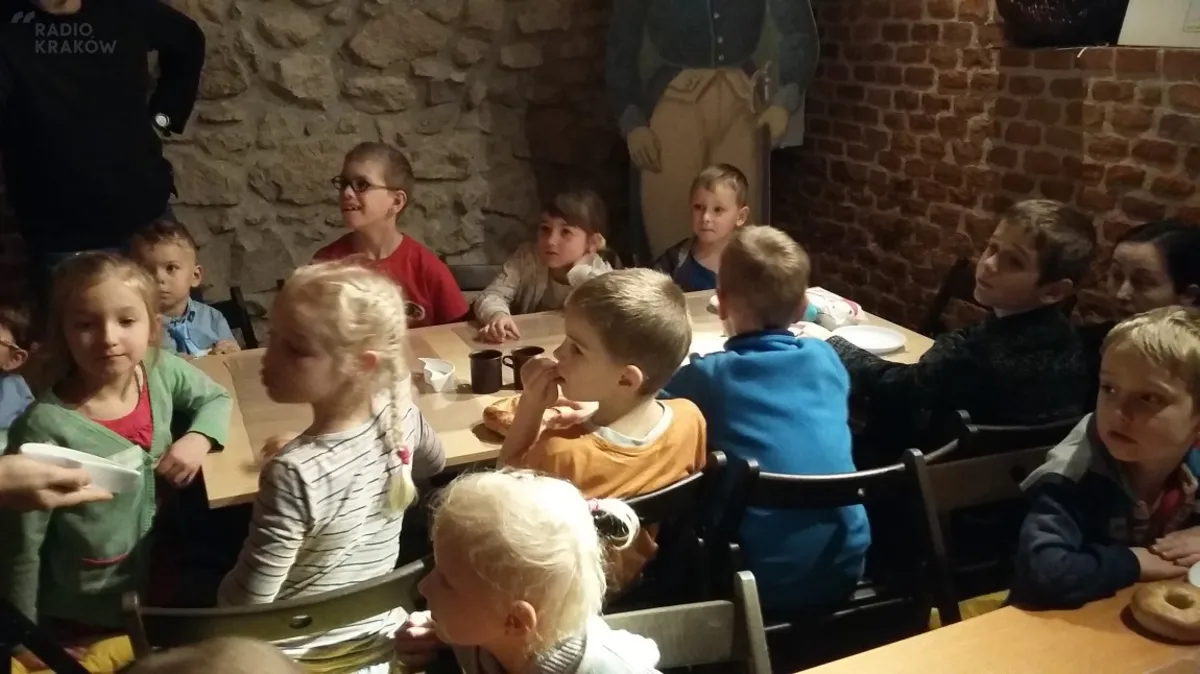 Krakowski obwarzanek w roli glównej. Po dzisiejszych warsztatach dzieci już wiedzą jak powstaje