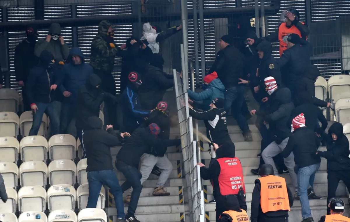 Niedzielna awantura na stadionie Cracovii. Są już pierwsze zatrzymania pseudokibiców. WIDEO