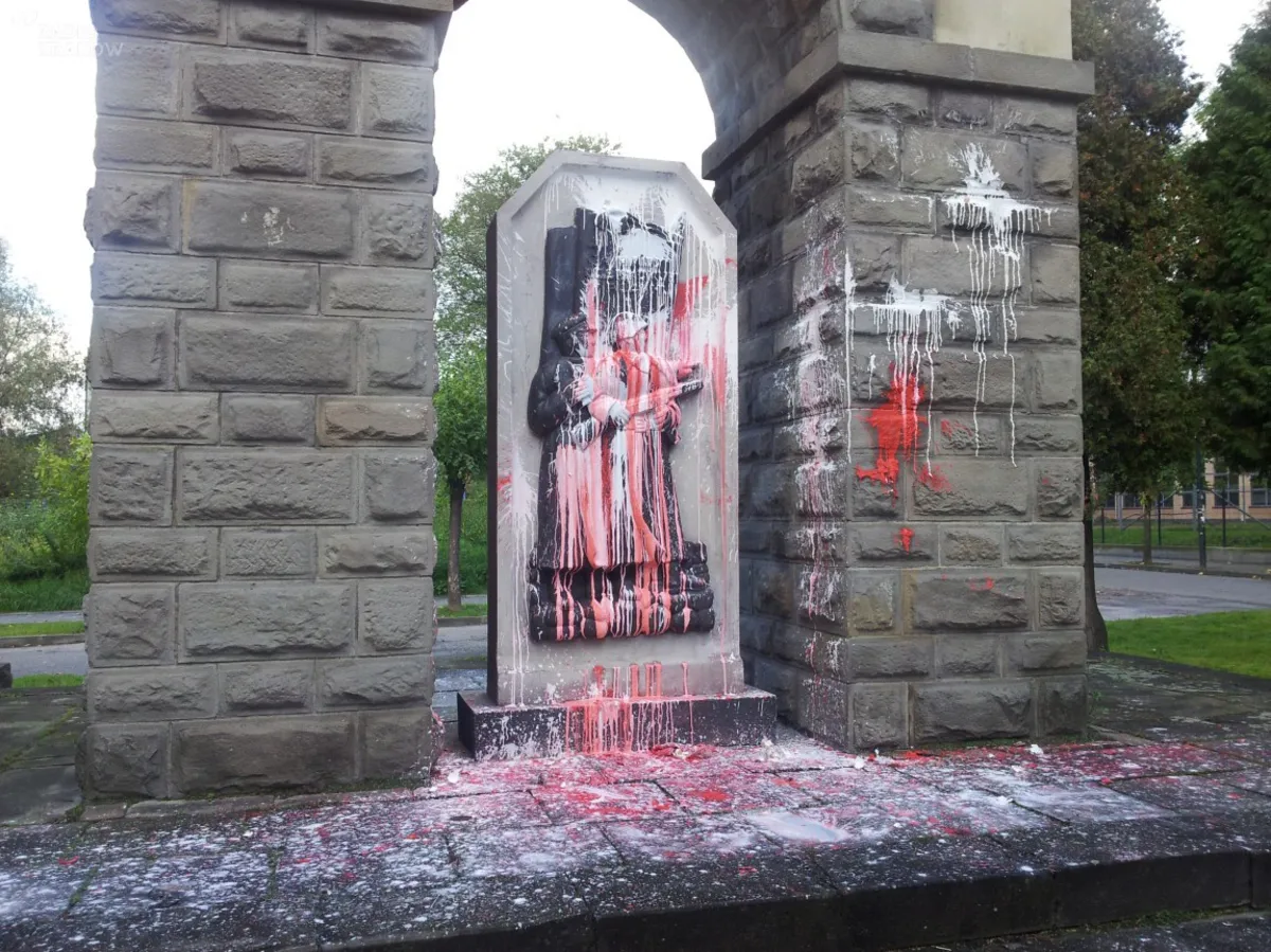 Przepychanki po manifestacji pod pomnikiem Armii Czerwonej w Nowym Sączu
