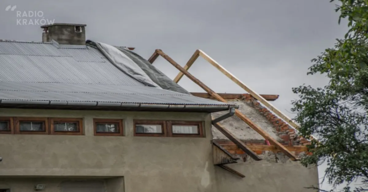Dachy uszkodzonych domów w Starym Sączu zostały naprawione