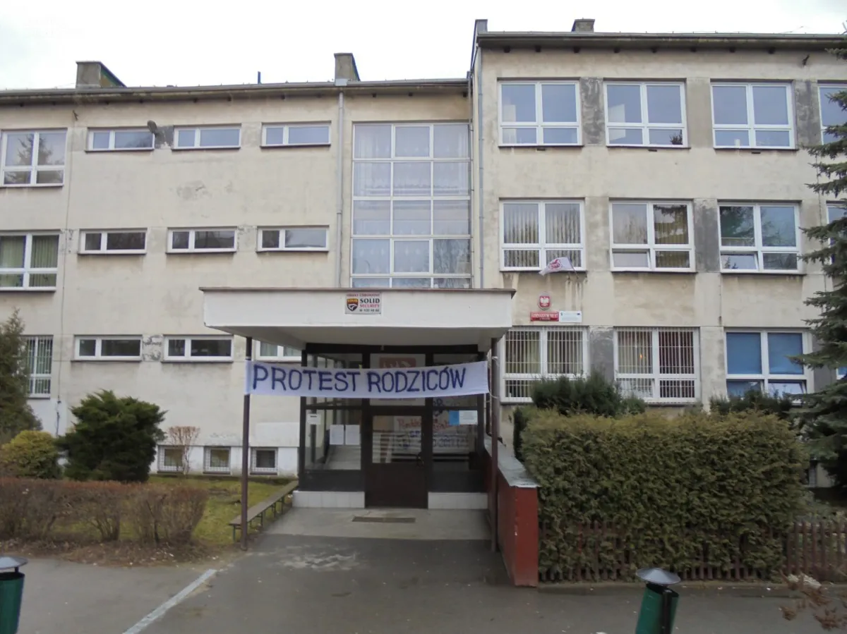 Nowa Huta: protest rodziców uczniów Gimnazjum nr 37 na os. Złotego Wieku