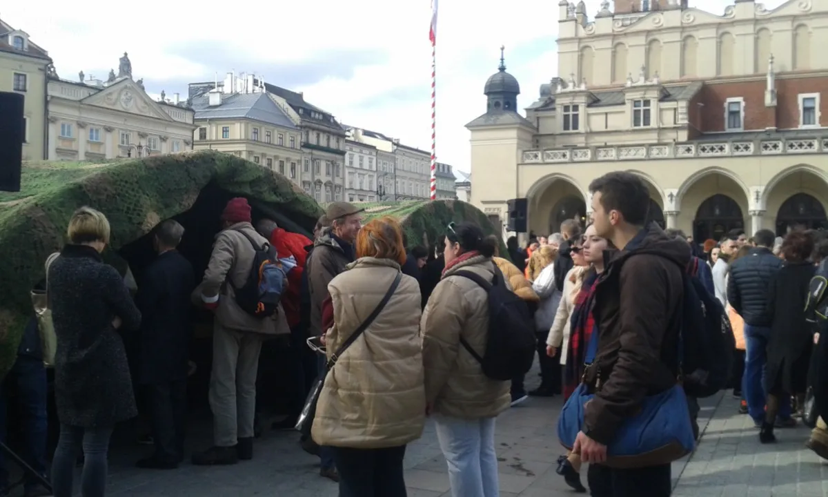 Krakowianie i turyści zainteresowani polską historią. Akcję edukacyjną przygotowali studenci