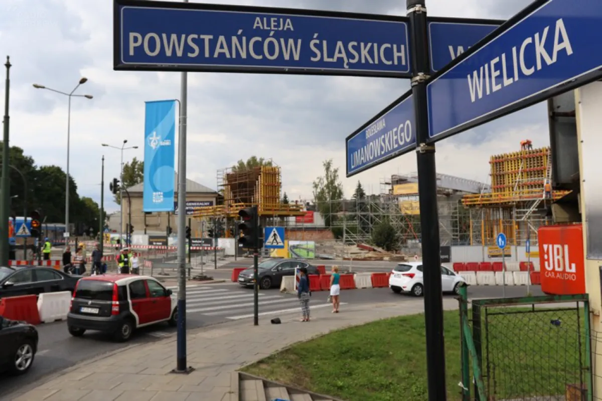 Kolizje przy budowanej łącznicy kolejowej w Krakowie: winni kierowcy czy drogowcy?