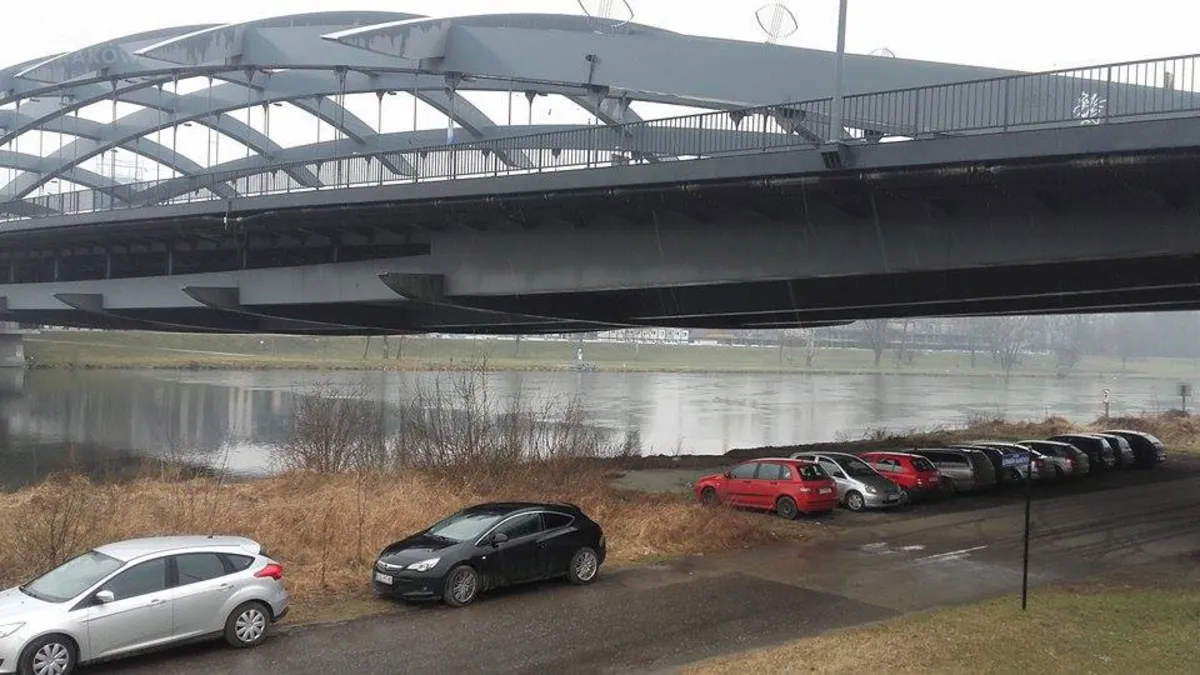 Nowa moda parkingowa - pod mostami i wiaduktami