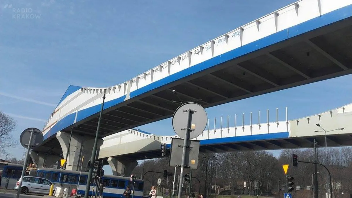 Łącznica Krzemionki - Zabłocie w Krakowie jeszcze niegotowa, ale już ma swoje graffiti