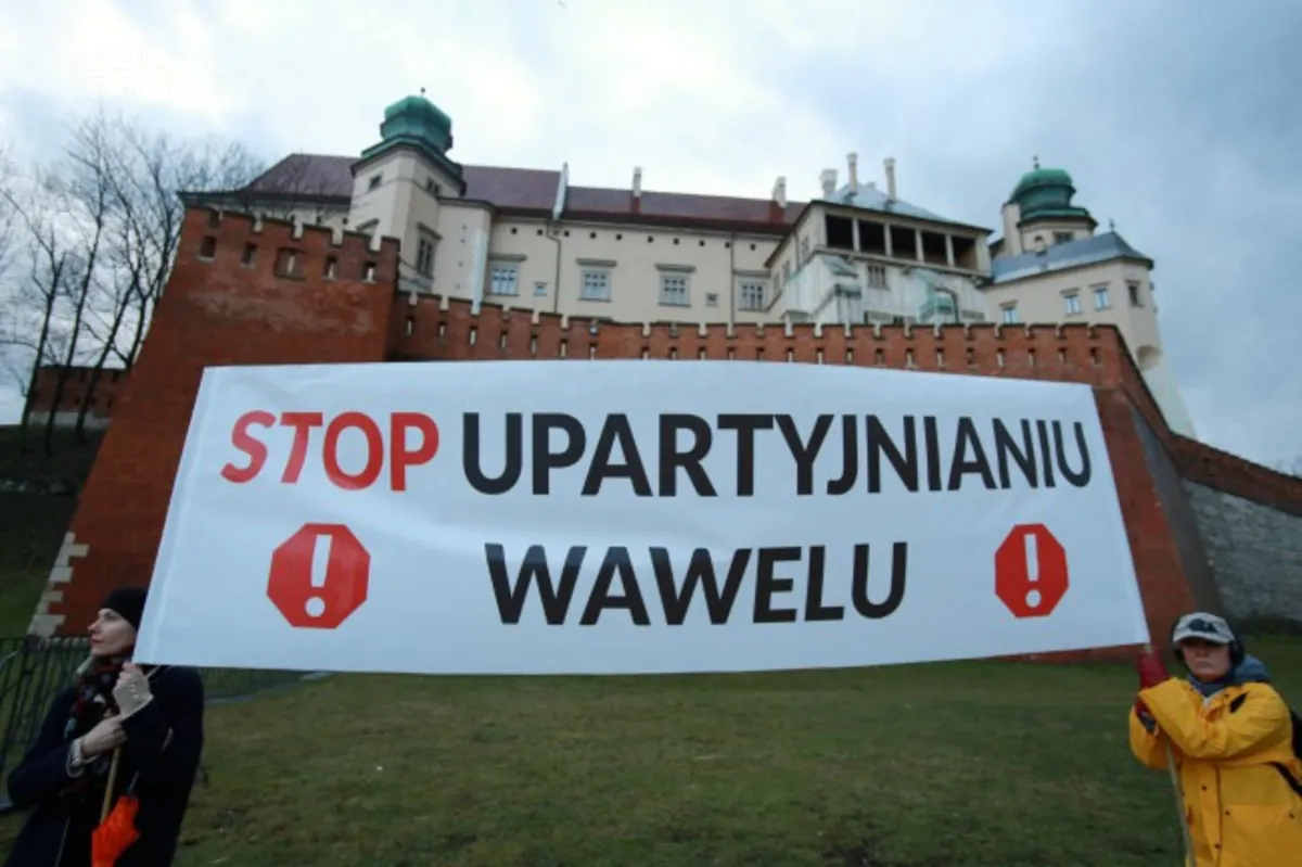 "Wawel polski, nie pisowski". Kolejny protest pod Wawelem.