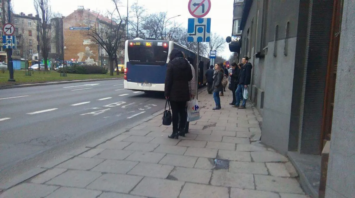 Przystanek przy pl.Inwalidów chwilowo przeniesiony. Pasażerowie są zdezorientowani