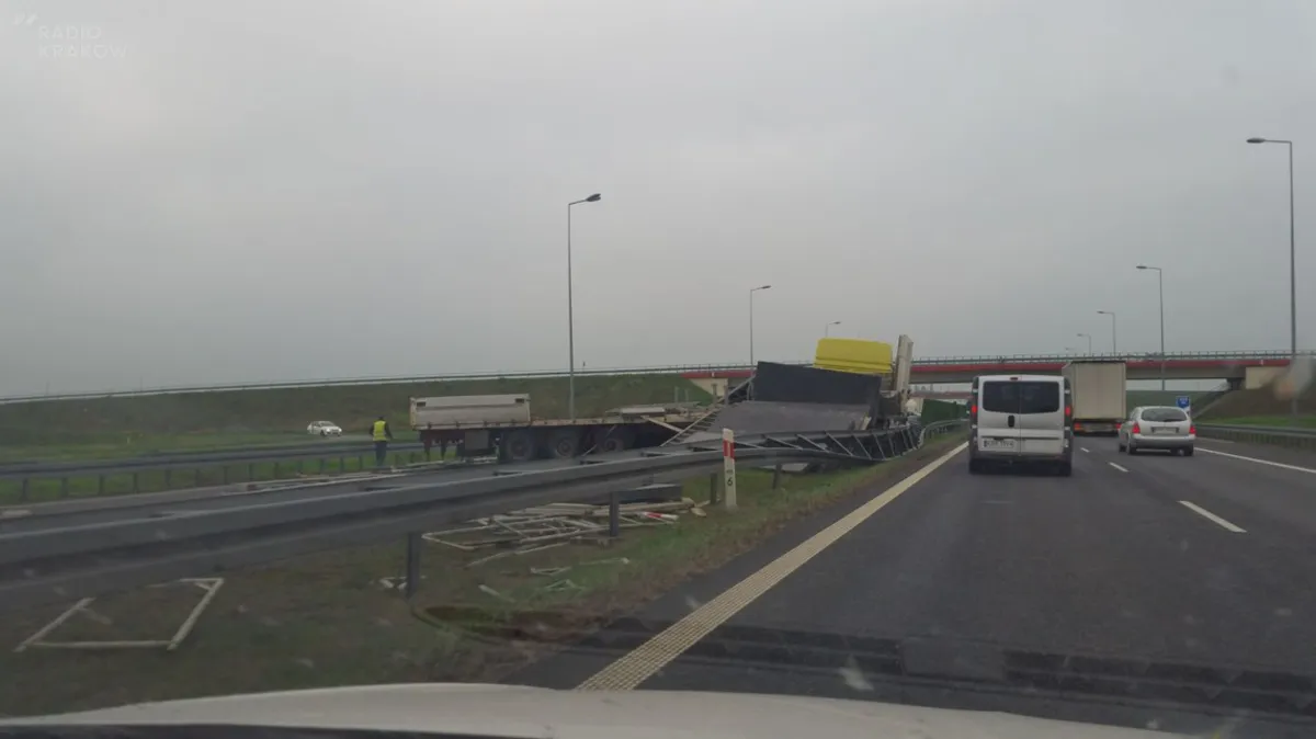 Przewrócona ciężarówka na A4 przy węźle Bochnia. Droga jest już odblokowana