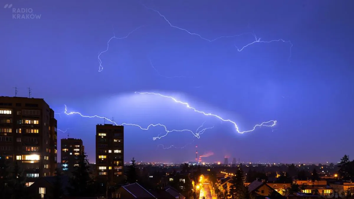 IMGW ostrzega: w piątek na południu możliwe burze z gradem